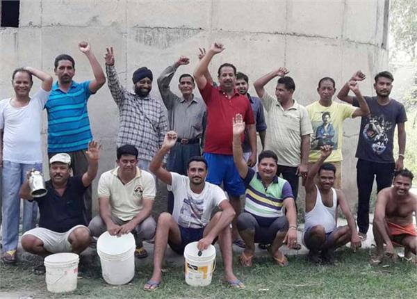demonstrators protest against water supply department