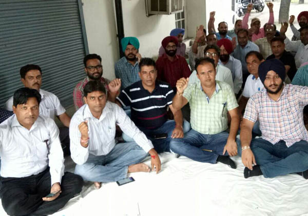 ਮੰਗਾਂ ਨੂੰ ਲੈ ਕੇ ਡਿਪਲੋਮਾ ਇੰਜੀਨੀਅਰਾਂ ਵੱਲੋਂ ਨਾਅਰੇਬਾਜ਼ੀ