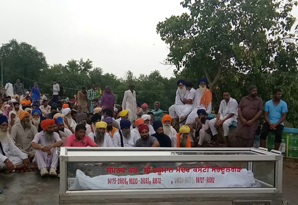 ਸੜਕ ''ਤੇ ਲਾਸ਼ ਰੱਖ ਕੇ ਕੀਤਾ ਰੋਸ ਪ੍ਰਦਰਸ਼ਨ