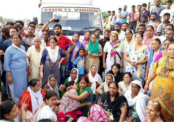 raise the body from the cremation ground g t  demonstrations laid on the road