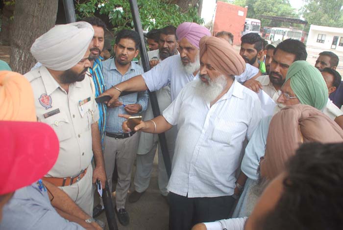 ਛੋਟੇ ਰੂਟਾਂ ਨੂੰ ਲੈ ਕੇ ਪੀ. ਆਰ. ਟੀ. ਸੀ.  ਮੁਲਾਜ਼ਮ ਤੇ ਬੱਸ ਆਪ੍ਰੇਟਰ ਆਹਮੋ-ਸਾਹਮਣੇ