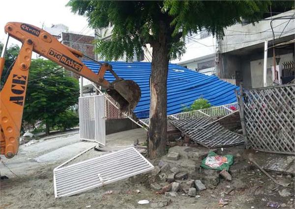 kabir removed illegal encroachments outside the houses in the park