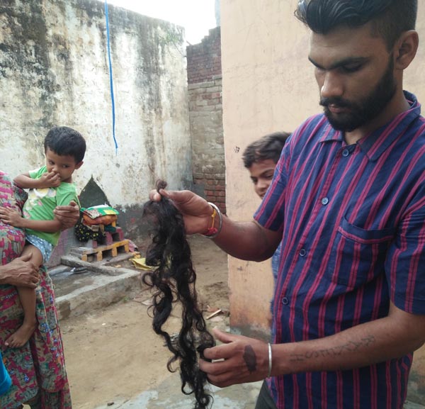 ਸਕੂਟਰੀ ''ਤੇ ਜਾਂਦੀ ਮਹਿਲਾ ਦੀ ਗੁੱਤ ਕੱਟੀ