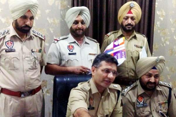 the servant had stolen his builder  briefcases worth 15 lakh rupees