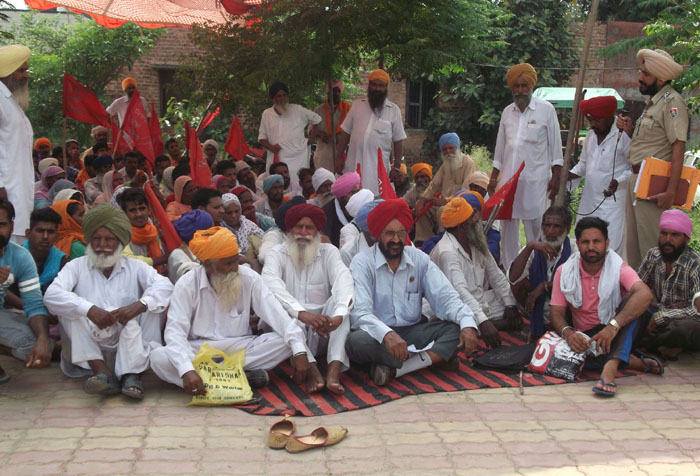 ਜਮਹੂਰੀ ਕਿਸਾਨ ਸਭਾ ਵੱਲੋਂ ਥਾਣੇ ਦੇ ਬਾਹਰ ਰੋਹ ਭਰਿਆ ਧਰਨਾ