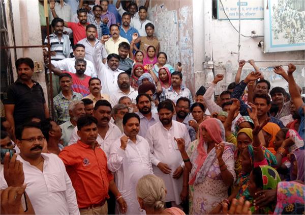 shutting down the gate of the municipal corporation