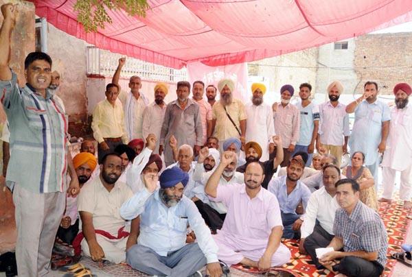 grameen sevak sangh union slapped slogans by staging a protest