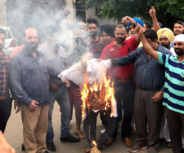 ਯੂ. ਪੀ. 'ਚ ਮਰੇ 1250 ਬੱਚਿਆਂ ਦੇ ਵਿਰੋਧ ਵਿਚ ਯੂ. ਪੀ. ਦੇ ਮੁੱਖ ਮੰਤਰੀ ਯੋਗੀ ਆਦਿਤਿਆ ਨਾਥ ਦਾ ਫੂਕਿਆ ਪੁਤਲਾ