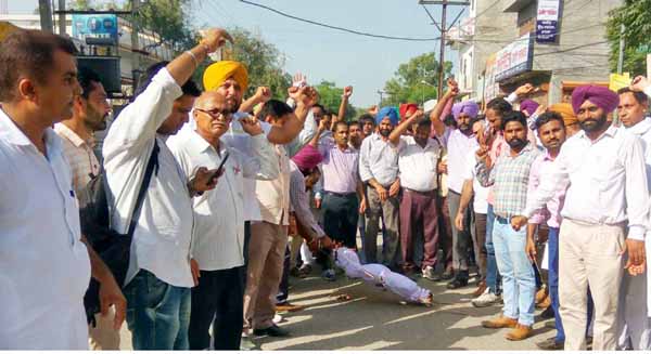 ਡੀ. ਟੀ. ਐੱਫ. ਨੇ ਕੀਤਾ ਸਿੱਖਿਆ ਮੰਤਰੀ ਦਾ ਅਰਥੀ ਫੂਕ ਪ੍ਰਦਰਸ਼ਨ