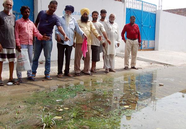 mohalla kilewala demanded to open sewerage closed