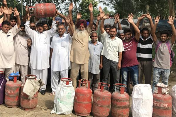 protest against the increase in kitchen gas prices