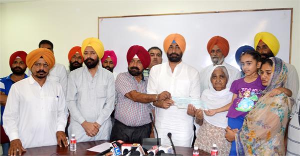 2 lakhs given to the family of farmer