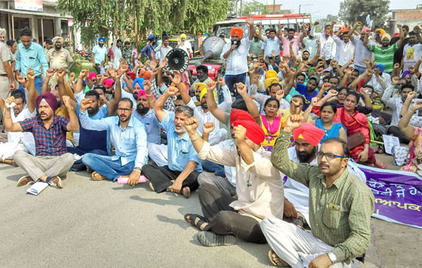 ਅਧਿਆਪਕਾਂ ਨੇ ਸਿੱਖਿਆ ਮੰਤਰੀ ਦੇ ਨਿਵਾਸ ਨੇੜੇ ਕੀਤਾ ਚੱਕਾ ਜਾਮ