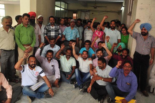 joint commissioner  s office laid down by corporate workers