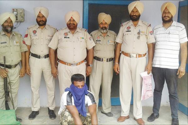 carrying heroin on activa 1 arrested