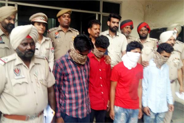 4 robbers kidnapped on pistol