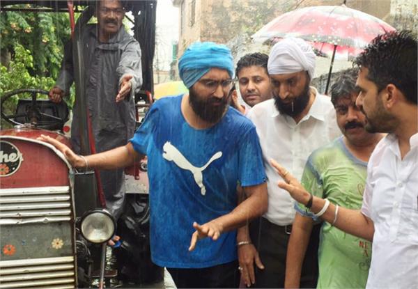 legislator henry visited a water logged area during the rainy season