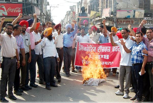 d  t  f  teachers burnt the education minister  s effigy