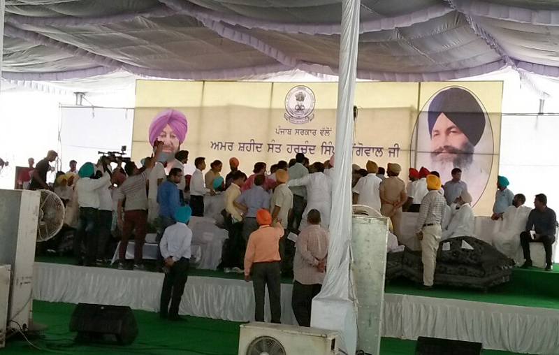ਸਰਕਾਰੀ ਸਟੇਜ ''ਤੇ ਹੀ ਉਲਝੇ ਕਾਂਗਰਸੀ ਆਗੂ