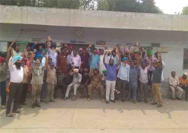 sloganeering against the government by punjab roadways   punus contract workers
