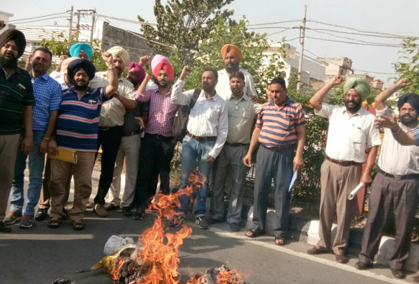 ਸੈਂਕੜੇ ਅਧਿਆਪਕਾਂ ਨੇ ਮੰਤਰੀ ਦਾ ਫੂਕਿਆ ਪੁਤਲਾ