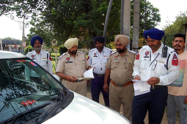 driving traffic police rushed to the streets by writing fake police