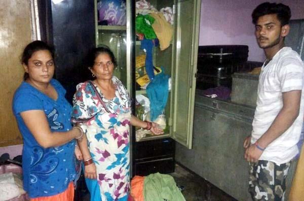 75 000 rupees by stoning a woman and stole jewelery day by day