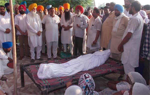 sukha  s dead body stoned to the police administration