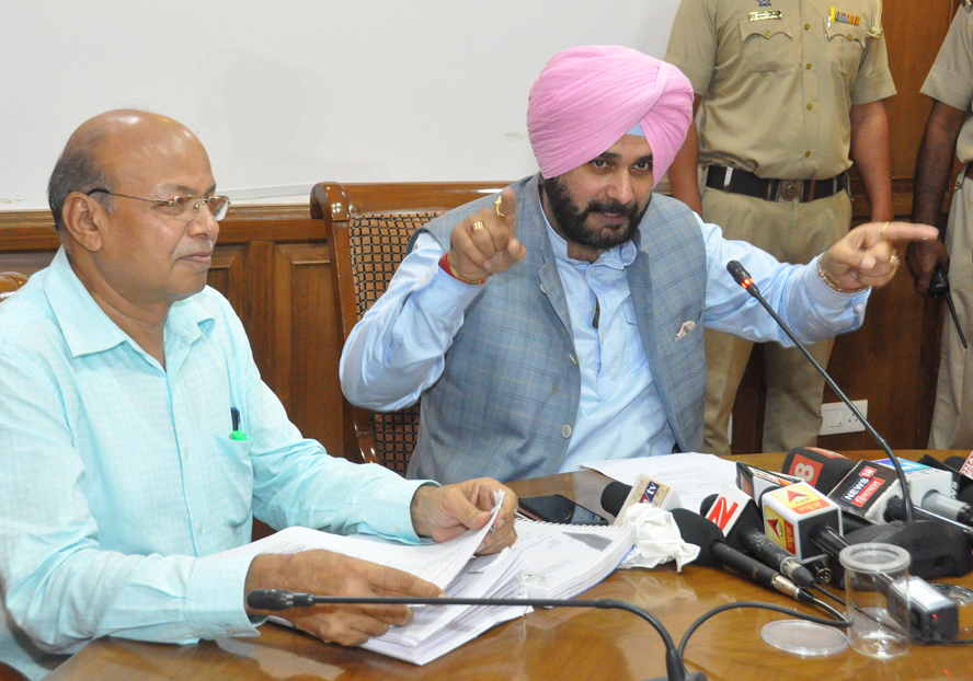 ਸ਼ਹਿਰਾਂ ''ਚ ਇਸ਼ਤਿਹਾਰਬਾਜ਼ੀ ਦੀ ਗਲਤ ਨੀਤੀ ਨਾਲ ਬਾਦਲ ਦੇ ਰਾਜ ''ਚ ਖਜ਼ਾਨੇ ਨੂੰ ਲੱਗਾ 2500 ਕਰੋੜ ਦਾ ਚੂਨਾ : ਸਿੱਧੂ