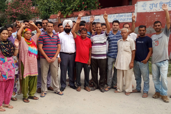ਕਈ ਘੰਟੇ ਬਿਜਲੀ ਗੁੱਲ ਰਹਿਣ ਦੇ ਵਿਰੋਧ ''ਚ ਲੋਕਾਂ ਨੇ ਕੱਢੀ ਪਾਵਰਕਾਮ ਵਿਰੁੱਧ ਭੜਾਸ