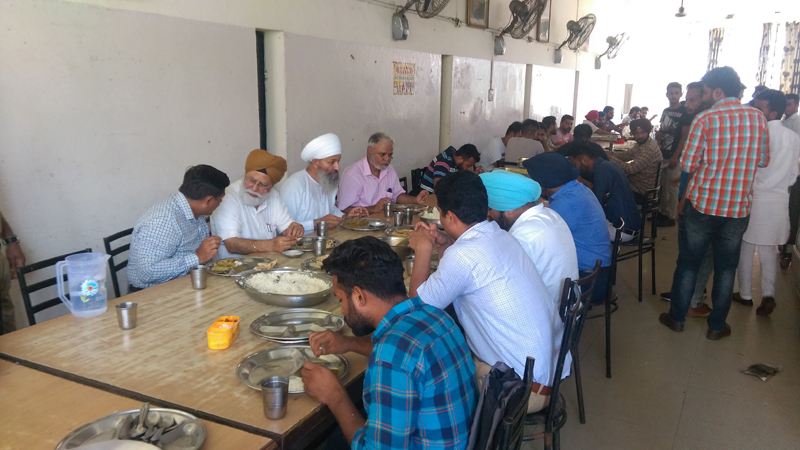 ਵੀ. ਸੀ. ਨੇ ਵਿਦਿਆਰਥੀ ਹੋਸਟਲ ਦੀ ਮੈੱਸ ਵਿਚ ਬੈਠ ਕੇ ਖਾਧਾ ਖਾਣਾ; ਪੈਸੇ ਦਿੱਤੇ ਆਪਣੀ ਜੇਬ ''ਚੋਂ