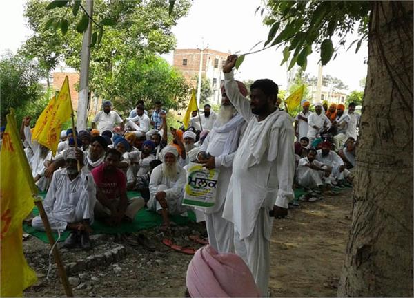 kisan organizations have raised slogans before police station