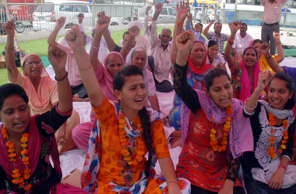 ਕਾਲਜ ਲਈ ਫਿਰ ਧਰਨੇ ''ਤੇ ਬੈਠੀਆਂ ਕੁੜੀਆਂ