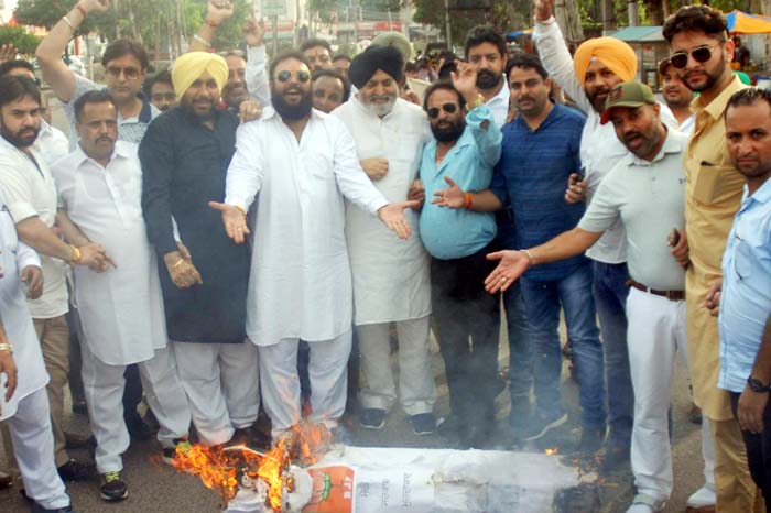 ਜ਼ਿਲਾ ਕਾਂਗਰਸ ਨੇ ਫੂਕਿਆ ਪ੍ਰਧਾਨ ਮੰਤਰੀ ਮੋਦੀ ਦਾ ਪੁਤਲਾ