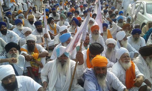 farmers and laborers held dharna before police station