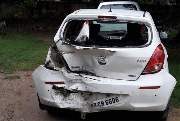 two cars have been damaged by the collision of the tata 207