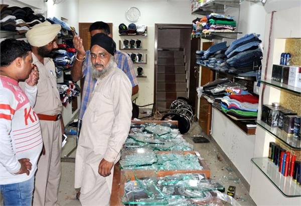 aap  s worker and his brother assaulted with sharp weapons