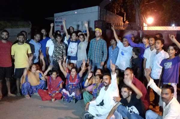 the descendants of the abductor  s family surrounded the police station