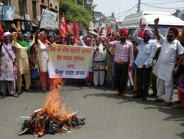 ਮਿਡ-ਡੇ-ਮੀਲ ਮੁਲਾਜ਼ਮਾਂ ਫੂਕਿਆ ਪੰਜਾਬ ਸਰਕਾਰ ਦਾ ਪੁਤਲਾ