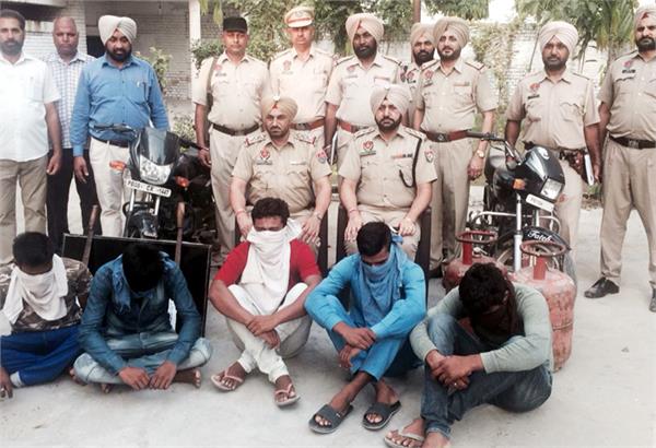 5 arrested  including arms and loot equipment