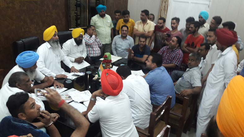 ਦੁਖੀ ਲੋਕਾਂ ਦੇ ਵਫਦ ਨੇ ਕੀਤਾ ਰੋਸ ਪ੍ਰਗਟ