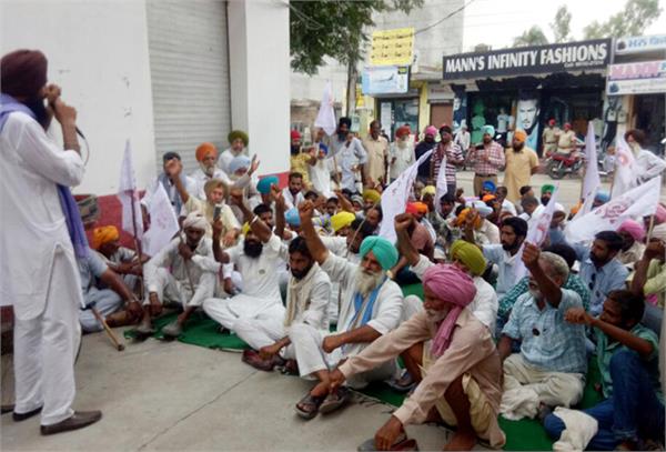 kisan sangharsh committee has protested against the mlas   houses