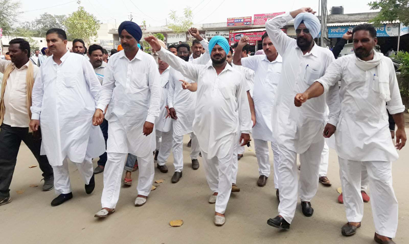 ਮੰਡੀ ਠੇਕੇਦਾਰਾਂ ਵਿਰੁੱਧ ਪਸ਼ੂ ਪਾਲਕਾਂ ਵੱਲੋਂ ਪ੍ਰਦਰਸ਼ਨ