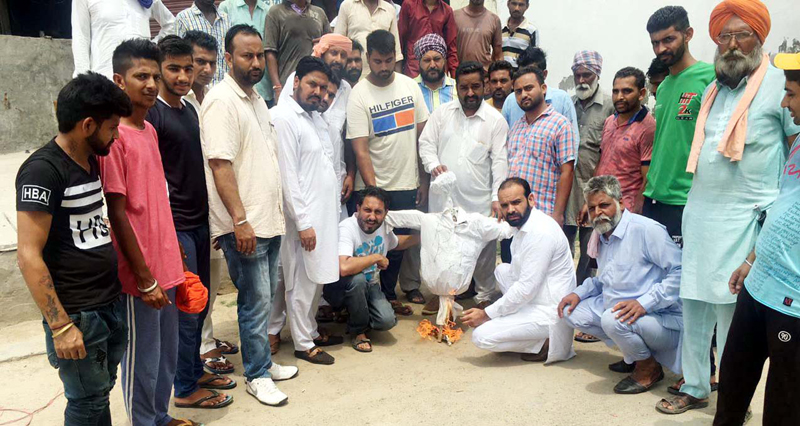 ਕਾਂਗਰਸੀਆਂ ਨੇ ਫੂਕੇ ਕੇਂਦਰ ਸਰਕਾਰ ਦੇ ਪੁਤਲੇ