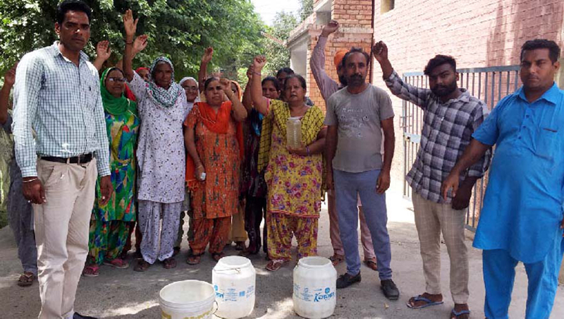 ਵਾਟਰ ਵਰਕਸ ਦੇ ਪਾਣੀ ''ਚ ਸੀਵਰੇਜ ਦਾ ਪਾਣੀ ਮਿਲਣ ਕਾਰਨ ਮੁਹੱਲਾ ਵਾਸੀ ਪ੍ਰੇਸ਼ਾਨ