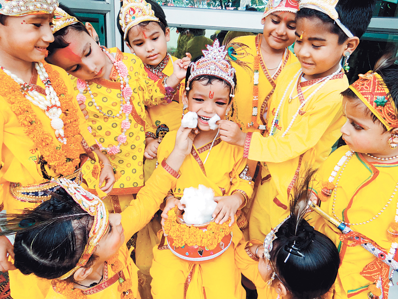 ਭਗਤੀ ਰਸ ''ਚ ਡੁੱਬਿਆ ਸ਼ਹਿਰ, ਕਿਤੇ ਸ਼ੋਭਾ ਯਾਤਰਾ ਤੇ ਕਿਤੇ ਰਾਸਲੀਲਾ