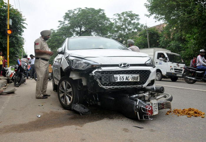 ਕਾਰ ਨੇ ਪਹਿਲਾਂ ਮੋਟਰਸਾਈਕਲ ਤੇ ਫਿਰ ਐਕਟਿਵਾ ਨੂੰ ਮਾਰੀ ਟੱਕਰ