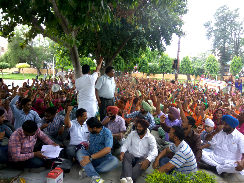 ਮਿਡ-ਡੇ ਮੀਲ ਦਫਤਰੀ ਮੁਲਾਜ਼ਮਾਂ ਅਤੇ ਕੁੱਕ ਵਰਕਰਾਂ ਕੀਤਾ ਰੋਹ ਭਰਪੂਰ ਪ੍ਰਦਰਸ਼ਨ