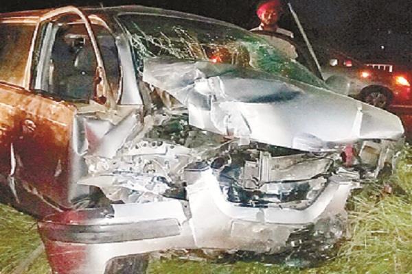 ਕਾਰ ਤੇ ਬੱਸ ਦੀ ਜ਼ਬਰਦਸਤ ਟੱਕਰ, ਮਾਸੂਮ ਸਮੇਤ 3 ਜ਼ਖਮੀ (ਤਸਵੀਰਾਂ)