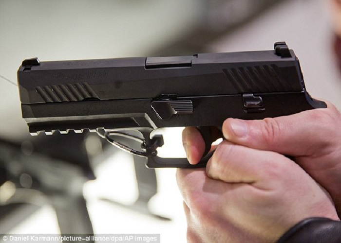 ਰਿਵਾਲਵਰ ਦਿਖਾ ਕੇ ਇੰਜੀਨੀਅਰ ਨੂੰ ਲੁੱਟਣ ਵਾਲੇ ਸੀ. ਸੀ. ਟੀ. ਵੀ. ''ਚ ਕੈਦ